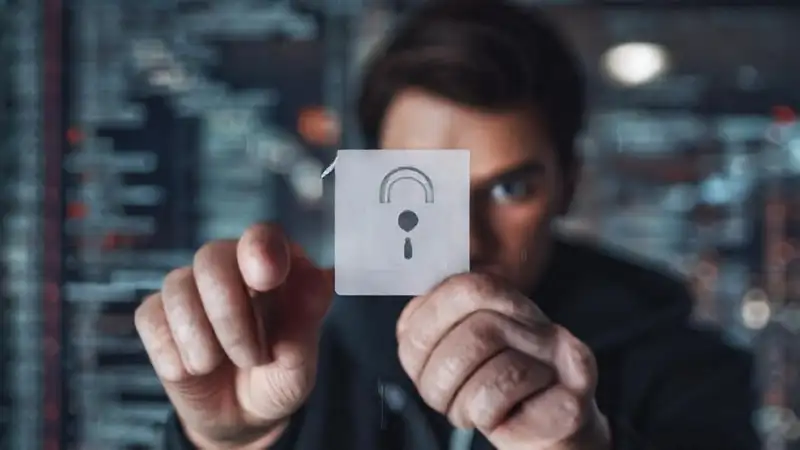 Seguridad digital con duda y precaución